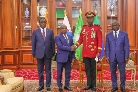 Le chef de l'état, le général Brice Clotaire Oligui Nguema et l'ambassadeur ivoirien Betin Konan Kouadio. © DR 