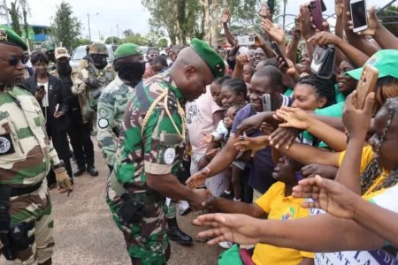 Brice Clotaire Oligui Nguema échange avec les populations locales