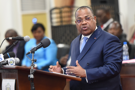 L'ancien Premier Ministre Julien Nkoghe Bekale s'adressant aux  députés à  l'Assemblée Nationale lors du discours de politique général 27/12/2019 © DR