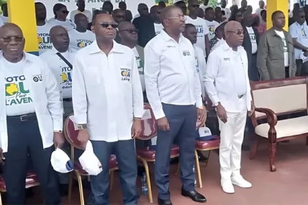 Des militants du Parti démocratique gabonais (PDG) lors du lancement du référendum dans la Nyanga © DR