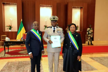 Oligui Nguema recevant le projet de constitution de la part de Jean François Ndongou et Paulette Missambo © DR