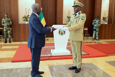 Le président de la Transition Oligui Nguema remettant le projet de constitution au Premier Ministre Raymond NDONG SIMA, libreville le 17 octobre 2024 © DR