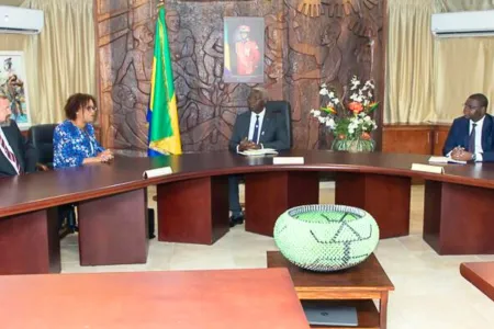 Le Premier Ministre Raymond NDONG SIMA (Centre) en réunion avec une délégation de l'USAID © DR