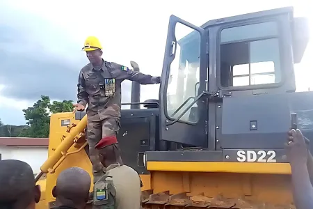 le ministre Ntossui ALLOGO, lors du lancement des travaux routiers 