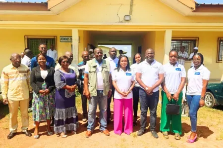 Photo de famille des membres de l'association Lavè et les responsables du Lycée Simon Oyono Aba de Bitam © DR