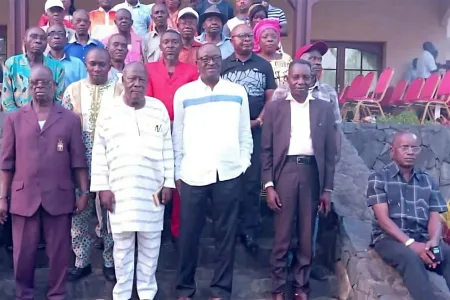 Photo de famille avec Égide Boundono Simangoye (au centre chemise blanche) au terme de la rencontre à Moanda.