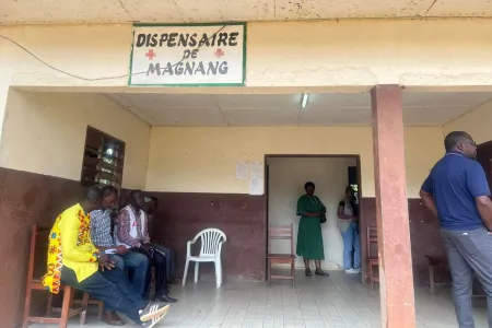 Les membres de la délégation visitant le dispensaire de Magnang © DR