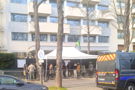 Des électeurs gabonais à l'ambassade du Gabon à Paris pour le vote du référendum © L'Union