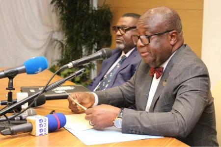 Le ministre du Travail, Adrien Nguema Mba, lors de la rencontre avec les syndicats à l’hôtel de ville. © DR