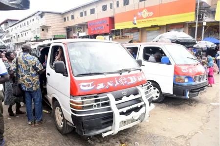 Transport urbain à Libreville : Ici à la Gare routière, les taxi-bus couvrent les communes d'Owendo et Akanda. © DR