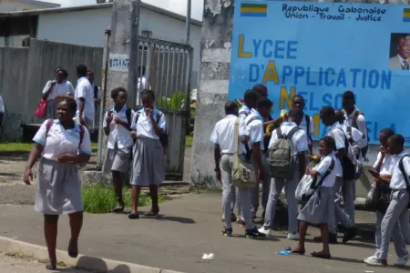 Une vue des élèves debout devant le lycée d'application Nelson Mandela © DR