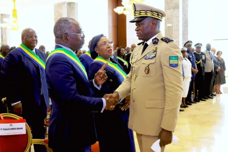 Le vice-président de l’Assemblée nationale, François Ndong Obiang (à g.), la présidente du Sénat, Paulette Missambo (centre), et le président de la transition, Brice Clotaire Oligui Nguema (à dr.), lors de la remise de la Constitution, le 17 octobre 2024. © Présidence de la République gabonaise