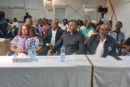  Une vue des officiels pendant la projection à l’étape de Franceville. © DR