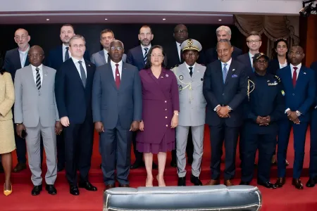 Photo de famille au terme de la cérémonie d’ouverture sur la coopération gabon-serbie. © DR 