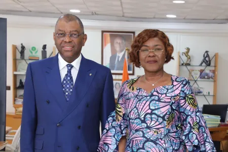 Alexandre Barro Chambrier (G) vice-Premier ministre en charge de la Planification et de la Prospective et Mme Nialé Kaba (D), Ministre de l'Economie et du Plan de la Côte d'Ivoire © DR