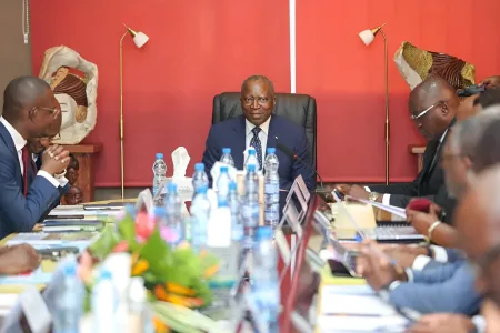 Charles M'Ba, ministre du Budget en présence de ses collègues Paul-Marie Gondjout (Justice) et Mays Mouissi (Économie). © DR