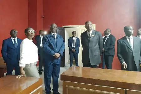 Le ministre Gondjout lors de sa visite au Tribunal de Libreville. © DR 