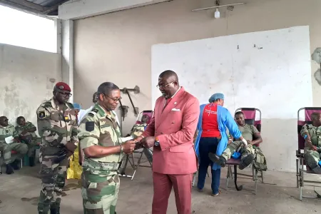 Le directeur général du CNTS, Jean-Remy Ossibadjouo (costume) remettant la carte d’ambassadeur du don de sang au chef d’état-major adjoint de l’Armée de terre, le colonel Bonjean Madama. © DR