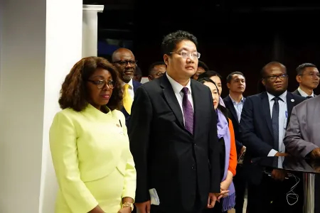 La ministre de la Communication et des Médias aux côtés de l’ambassadeur de Chine au Gabon. © DR