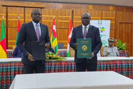 Michel Régis Onanga M. Ndiaye, ministre des Affaires étrangères (D) et Pr Joseph Kaudjhis, directeur général du CAMPC © DR