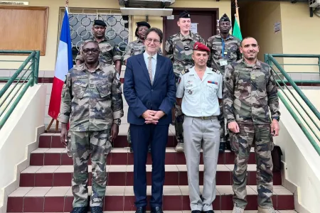 L’ambassadeur de France au Gabon Fabrice Mauries entouré par les responsables de l’école et quelques stagiaires. © DR