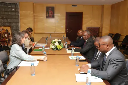 Rencontre entre plusieurs membres du bureau de l’Assem- blée nationale et une délégation de l’ambassade de France au Gabon. © DR 