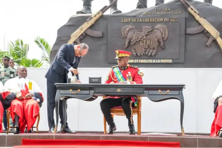 Le général Brice Clotaire Oligui Nguema, lors de la promulgation de la nouvelle constitution. © DR 