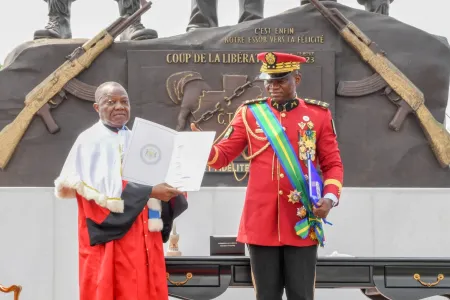 Le Président de la Transition, Brice Clotaire Oligui Nguema (D) et le Président de la Cour Constitutionnelle Dieudonné Aba Owono (G) lors de la cérémonie de promulgation de la nouvelle constitution le 19 décembre 2024 © DR 