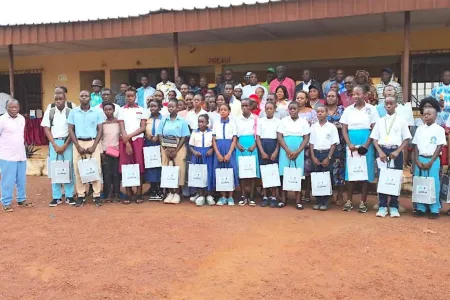 La remise des prix aux cracks du 1er trimestre de Tchibanga. © DR 