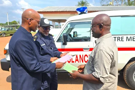 La remise des clés et documents du véhicule au directeur du centre médical de Bitam. © DR