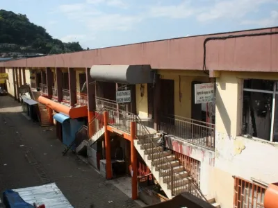 L'un des immeubles du marché banane ayant reçu les affres de la population en colère.  