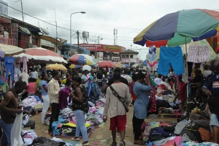 Une vue du marché Mont-Bouët à Libreville © DR