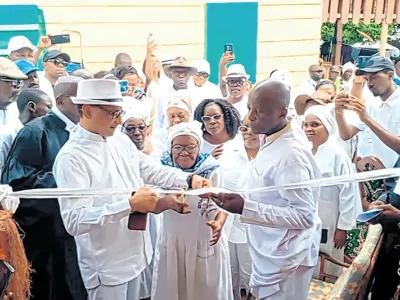 Coupure du ruban symbolique par la plus âgée des petits-enfants du Pasteur Ndjavé, et une vue intérieure du nouveau musée du protestantisme gabonais.
