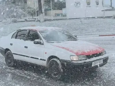 Capture d'écran d'une vidéo montrant une rue enneigée à Libreville