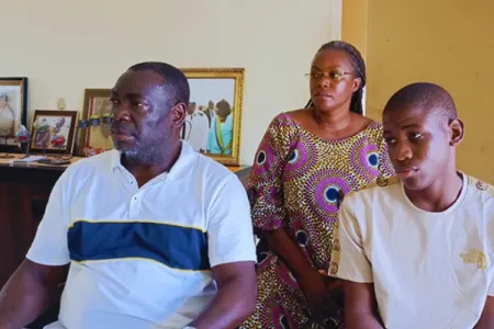 Le jeune Sidney Moussavou Koumba entouré de ses parents © DR