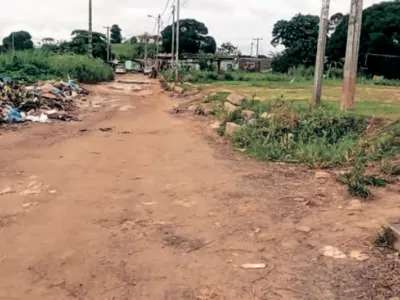 A l’exemple de cette voie de Rougier qui connait un trafic considérable et qui a été abandonnée, plusieurs autres sont dans cet état. © DR