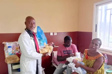 John Ella Ongono et Anne Nkono,  sont les heureux parents de triplés nés récemment à Bitam. © DR