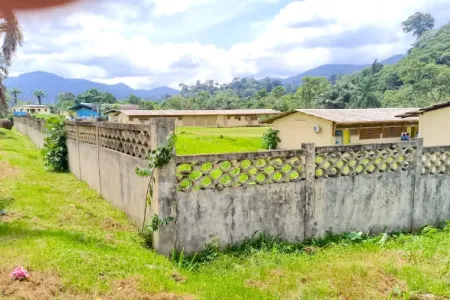 Une vue de la barriere dy lycée Fougamou. © DR 