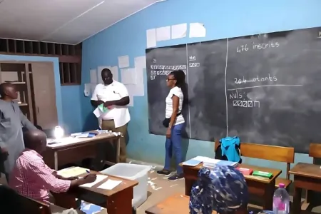 Constatation de la victoire du «Oui» dans un bureau de vote de Makokou le 16 novembre dernier. © DR