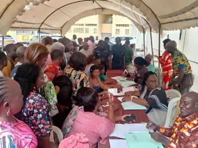 Remise des bons de caisse au ministère de l’Éducation nationale