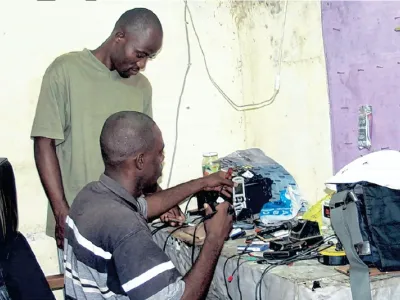 Depuis 2009, de jeunes Gabonais ont commencé à s’intéresser à la réparation de téléphones.