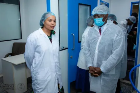 Le Premier ministre, Raymond Ndong Sima lors de sa visite sur  les installations de la Santé Pharmaceutique. © DR