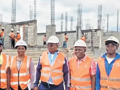 Le préfet du Ntem, Maurice Obiang Ondo entouré des responsables du chantier.a