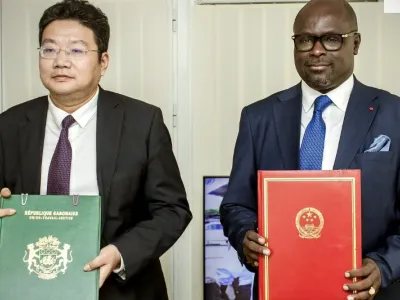 Sgnature entre le ministre des Affaires étrangères, Régis Onanga Ndiaye, et l’ambassadeur de Chine au Gabon, Zhou Ping. © DR