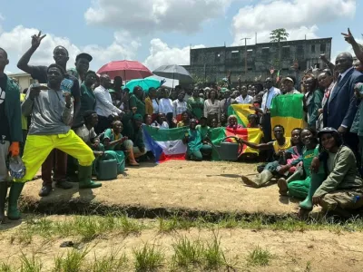 Photo de famille après la visite du site agricole de l'UOB