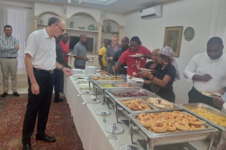 L’ambassadeur Turc présentant les plats 