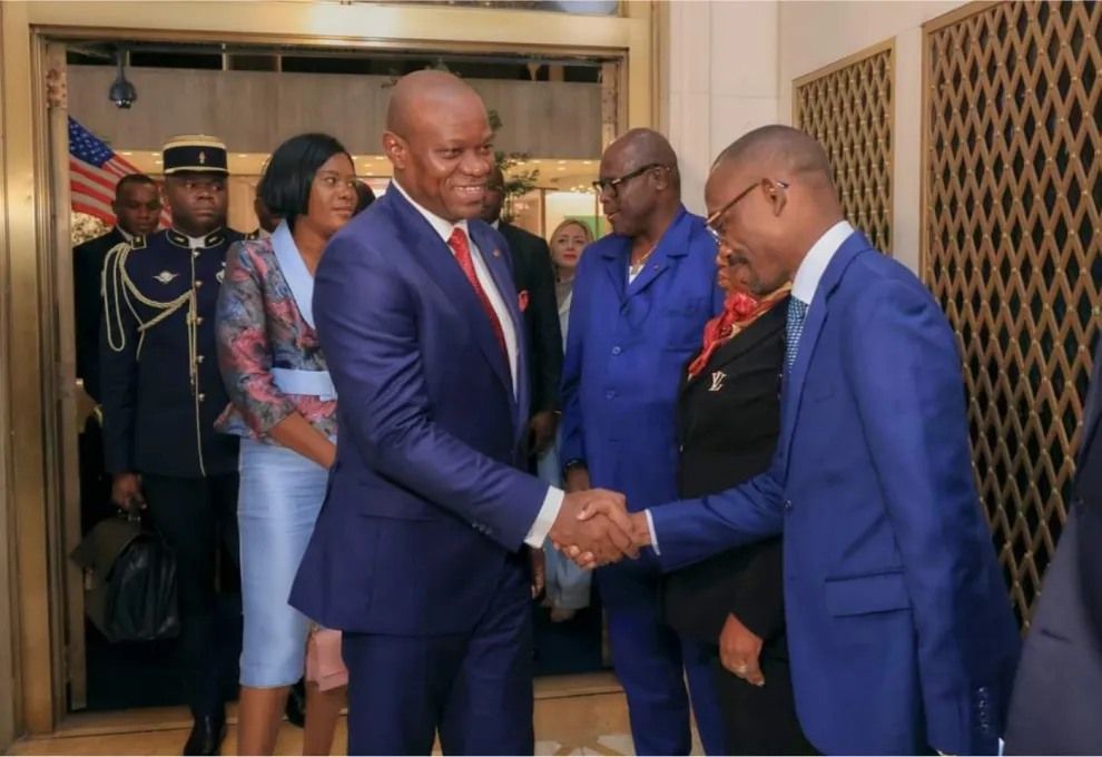 Le président de la Transition Oligui Nguema saluant des officiels gabonais à son arrivée a New York - septembre 2024 © Presse Présidentielle