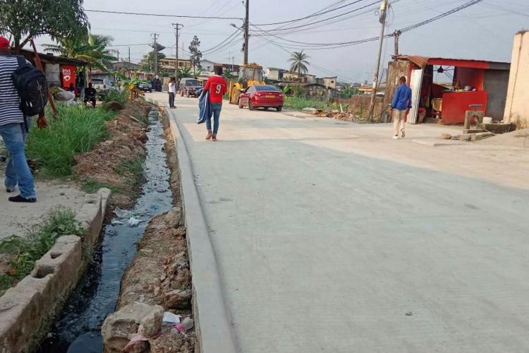 Un bout de la rue Michel Nguema-Obiang : l’urgence de canalisations s’impose pour prévenir les dégâts des eaux avec l’arrivée des pluies.