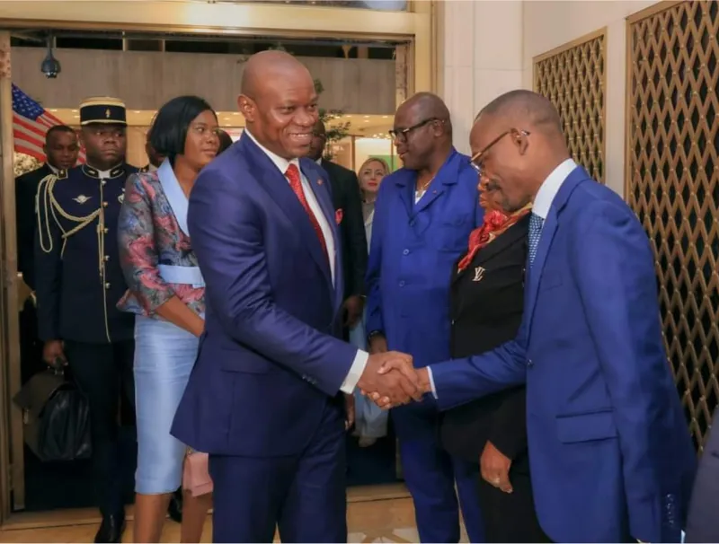 Le président de la Transition Oligui Nguema saluant des officiels gabonais à son arrivée a New York - septembre 2024 © Presse Présidentielle