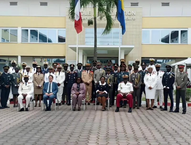 Les officiels posant avec les 34 stagiaires de la 17e promotion de l’EASSML
